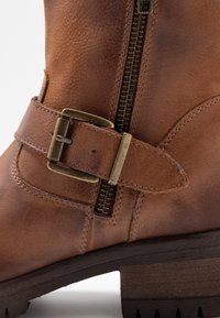 Pier One Botines con plataforma - cognac