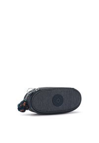 Astuccio in tessuto grigio con forma ovale, chiusura con zip e superficie testurizzata. Presenta un portachiavi decorativo blu peloso con una piccola scimmia.