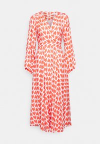 Robe portefeuille à manches longues en tissu léger, avec un fond blanc orné d'un motif de cœurs rouges répétés et un décolleté en V.