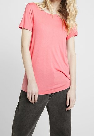 T-shirt rosa a maniche corte in un tessuto morbido e leggero, con scollo rotondo e vestibilità comoda, abbinato a pantaloni grigio scuro.