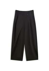 Zwarte wijde broek van soepel materiaal. Beschikt over een voorkant met plooi, een knoopsluiting en een op maat gemaakte tailleband voor een gestroomlijnde pasvorm.