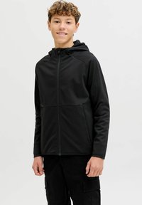 Juodas užsegamas su užtrauktuku džemperis iš minkštos, tamprios medžiagos, minimalistinio dizaino. Turi raglano tipo rankoves ir gobtuvą, derinamas su juodomis krovinių kelnėmis.