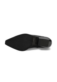 Suela de zapato de cuero negro con forma puntiaguda, que presenta goma texturizada para mayor agarre, un acabado elegante y un logo de marca en relieve en la superficie.