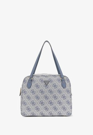Sac en toile avec un motif gris clair, présentant des poignées et des accents en cuir bleu. Quincaillerie dorée et détail de logo triangulaire présents.