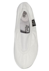 Weiße Leder-Ballettschuhe mit elastischem Einstieg, gepolsterter Innensohle und gesteppter Detailgestaltung. Markenetikett ist an der Seite sichtbar.