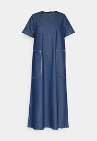 Vestido de mezclilla con cuello redondo, mangas cortas y dos grandes bolsillos deshilachados. La tela es de un color azul medio con costuras visibles.