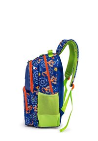 Blaue und grüne Kinder-Rucksack mit orangefarbenen Reißverschlüssen, raumthematisches Muster, Netz-Seitentasche und gepolsterten Trägern im seitlichen Ansicht gezeigt.