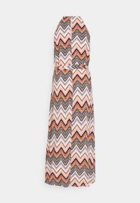 Vestido maxi em tecido estampado, apresentando um design em zig-zag multicolorido nas cores laranja, preto e branco, com cintura ajustada e decote halter.