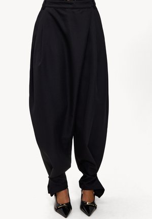 SPRINKLES OF AUTUMN - Pantalon classique - solid black