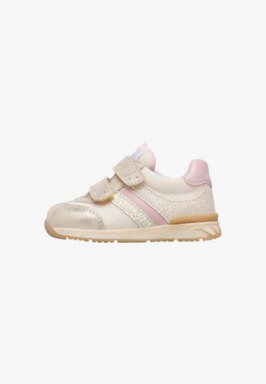 Kindersneaker met beige mesh, roze accenten, glinsterende details, twee klittenbandsluitingen en een beige rubberen zool.