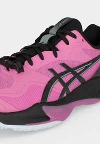 Ροζ και μαύρο αθλητικό παπούτσι ASICS με μαύρα κορδόνια, μαύρες λωρίδες λογότυπου και παχιά μαύρη και ροζ σόλα.