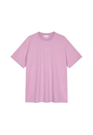 T-shirt in cotone di colore rosa chiaro, con maniche corte e collo rotondo, con la scritta "OH APRIL" stampata in bianco sul petto.