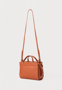 Sac à main en cuir marron avec une forme structurée, deux poignées supérieures et une longue bandoulière réglable. Comprend un compartiment zippé et des accents dorés.