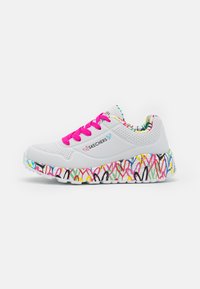 Hvide sneakers med lyserøde snørebånd, perforeret overdel og farverigt hjerte mønster på sålen. Har en polstret design for komfort.
