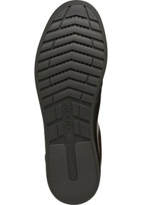 Suola di scarpa in gomma nera con un motivo di battistrada a zigzag e fori di drenaggio; presenta il logo del marchio "GEOX" vicino al tallone.