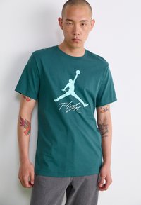 Jordan JUMPMAN FLIGHT TEE - Camiseta estampada - oxidized green