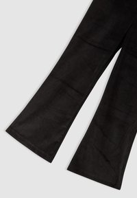 Czarne, żeberkowe, korduroyowe spodnie z szerokimi nogawkami i gładką fakturą. Brak widocznych elementów metalowych lub wzorów.