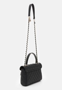 Czarna pikowana torebka z podwójnymi paskami; jednym krótkim uchwytem i długim łańcuszkowym paskiem. Gładka faktura, usztywniony kształt oraz złote akcenty.
