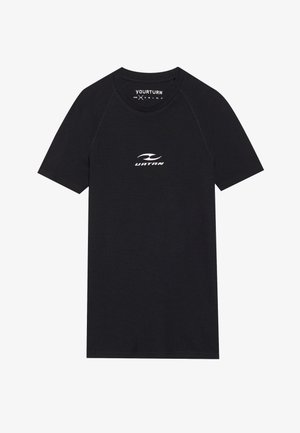 Mustmustersärk, musta ribakanga, lühikesed varrukad, esiküljel valge "URTURN" logo ja laineline disain. Ümar kaelus, tekstureeritud kangas.