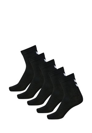 Sorte bomuldsstrømper, fem par, ribbede cuffs, glat tekstur, ankellængde, med hvide accenter på siden for kontrast.