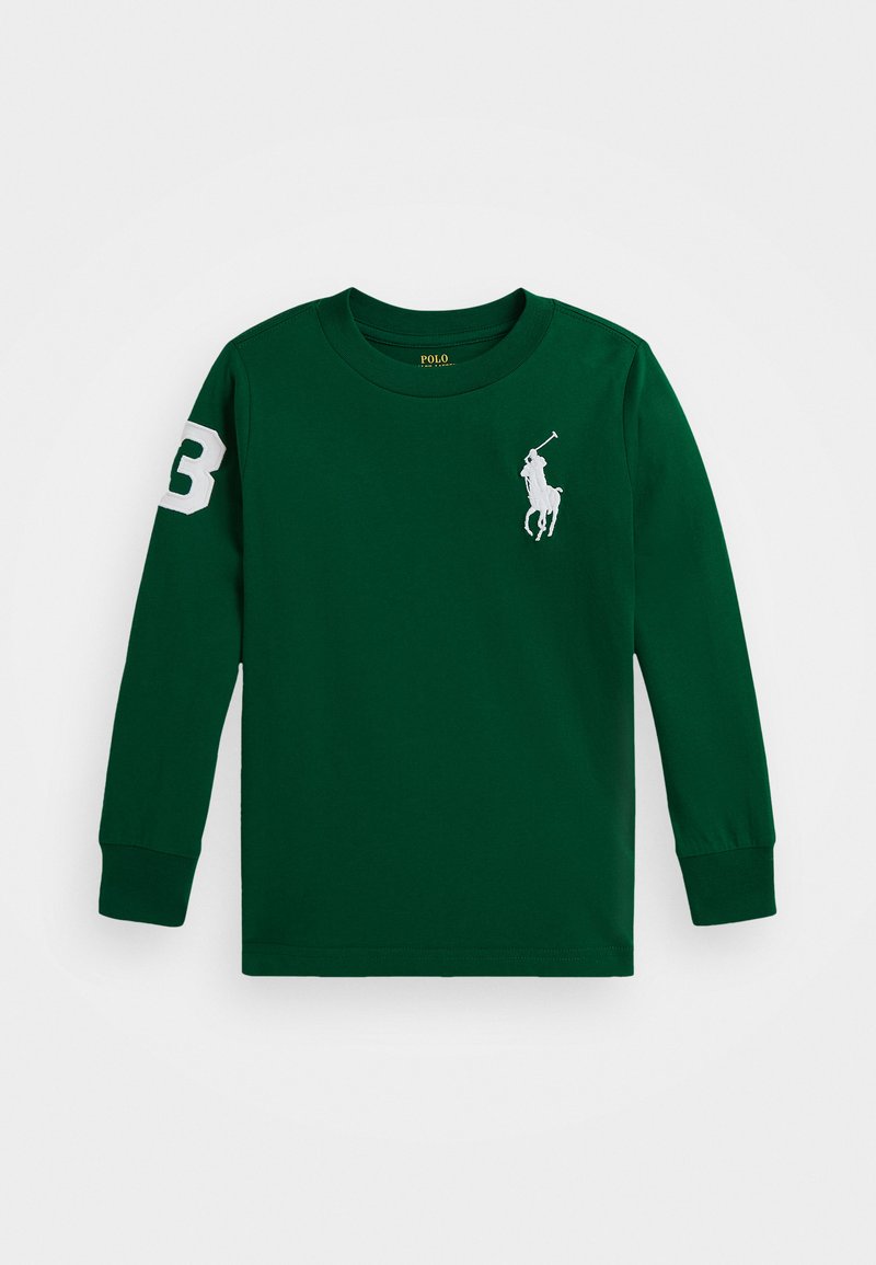 T-shirt verde de manga longa feito de algodão. Apresenta um logo branco de jogador de polo no lado esquerdo do peito e o número "3" em branco na manga direita.