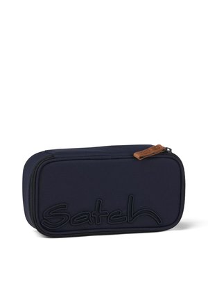 Rechteckiges schwarzes Federmäppchen mit abgerundeten Kanten, schwarzem Reißverschluss, braunem Leder-Ziehgriff und auf der Vorderseite eingeprägtem "Satch"-Logo.