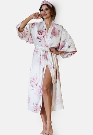 Kwiatowy satynowy szlafrok z różowymi wzorami pioni, kimono rękawami, wiązaniem w talii oraz wycięciem do uda. Miękka, gładka tekstura.