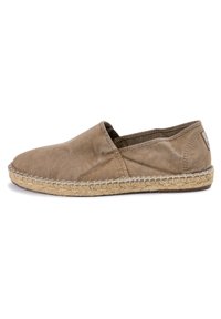 Barna vászon slip-on cipő kerek orral, juta kötél talppal és varrott részletekkel az élein.