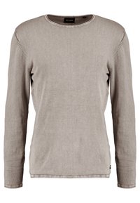 Chemise à manches longues gris clair en tissu doux ; présente un col rond, des coutures simples et une petite étiquette de logo sur le côté inférieur.