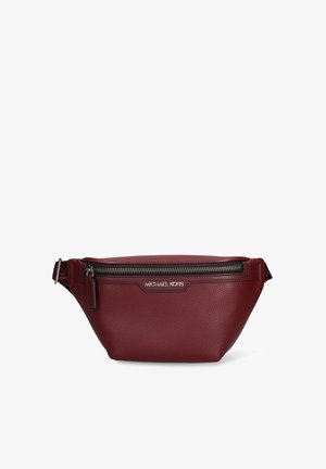 Rode leren heuptas met gestructureerd oppervlak, voorvak met ritssluiting en metalen logo-accent. Verstelbare riem voor veelzijdige draagmogelijkheden.