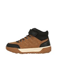 Braune und schwarze Mid-Top-Sneaker mit Schnürung, Klettverschluss, strukturiertem Gummisohle und gepolstertem Knöchelkragen, seitliche Profilansicht.