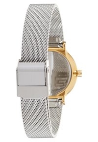 Silver meshbandklocka med ett guldtonat runt hölje, klart glas och en metallspänne. Enkel design utan ytterligare markeringar eller mönster.
