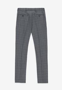 Szare spodnie w kratę o slim fit, wyposażone w dwie przednie kieszenie i dwie tylne kieszenie, wykonane z gładkiego materiału o subtelnej teksturze.