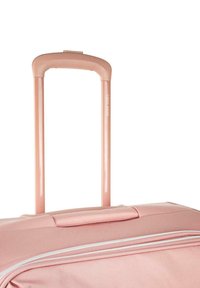 Maleta blanda de color rosa con un mango retráctil. Tiene un zipper superior y acentos blancos, fabricada con un material textil duradero.