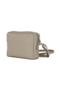 Borsa a tracolla in pelle di colore beige chiaro, forma rettangolare, texture liscia, chiusura con zip, tracolla regolabile, design minimalista senza fantasie.