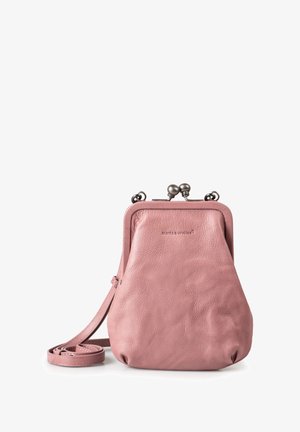 Rosa Leder-Crossbody-Tasche in runder Form, mit Metallverschluss, verstellbarem Riemen und leicht strukturierter Oberfläche. Markenlogo sichtbar.