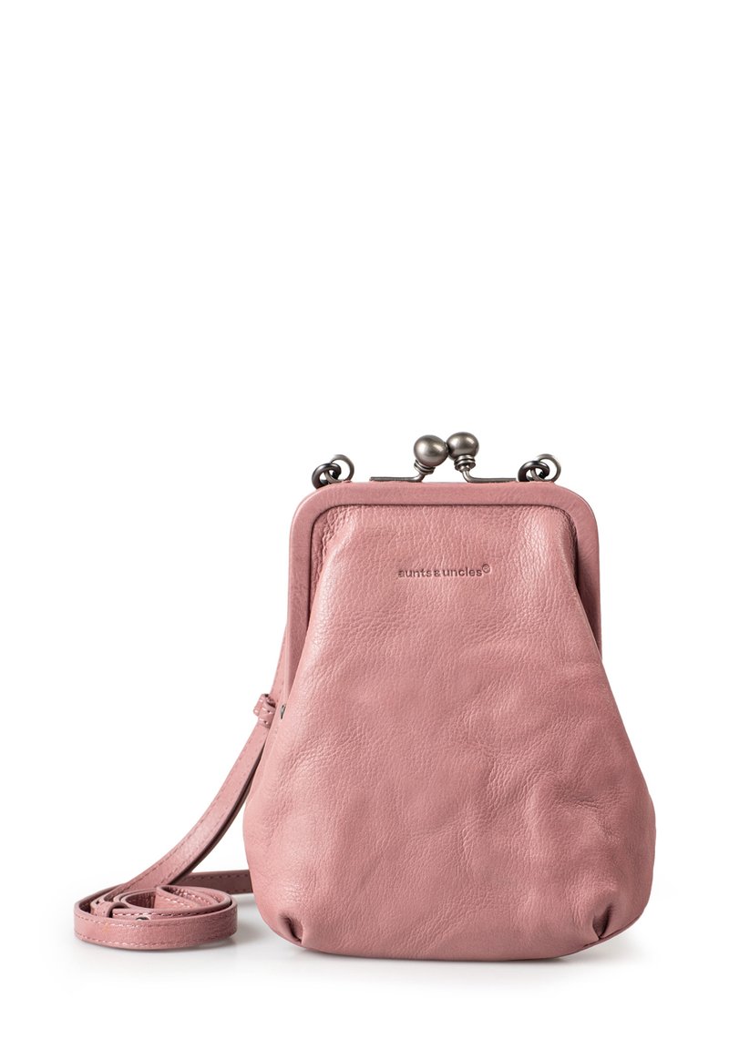 Rosa Leder-Crossbody-Tasche in runder Form, mit Metallverschluss, verstellbarem Riemen und leicht strukturierter Oberfläche. Markenlogo sichtbar.
