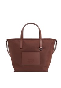 Bolsa tote marrón con asas dobles y una correa ajustable. Hecha de tela, cuenta con un bolsillo frontal con logo en relieve y una textura suave.