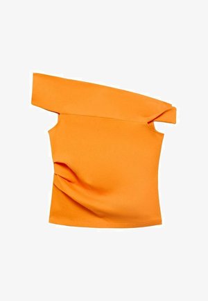 Top arancione senza spalline realizzato in tessuto morbido, con un design aderente e dettagli drappeggiati da un lato.