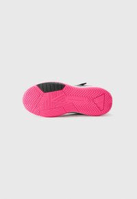 Sole di scarpa sportiva nera con fondo in gomma rosa texturizzata; presenta un motivo a zigzag, accenti neri e un logo vicino al tallone.