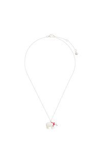 Sudraba ķēdes kaklarota ar mazu baltu polārlāci, kas valkā sarkanu šalli, ar omāra skavas aizdari un pagarinājuma ķēdi.