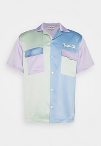 Chemise à manches courtes en satin, présentant des sections de lavande, vert menthe et bleu ciel. Comprend deux poches poitrine et une broderie de logo.