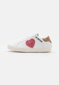 Vita lädersneakers med en rosa glitterhjärtapatch, grå detaljer på tungan och texten "LOVE MOSCHINO" på sidan. Beige hälkappa.