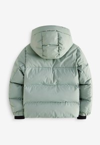 Jachetă pufoasă de culoare verde mentă, cu glugă, având secțiuni matlasate și manșete elastice negre. Textură netedă și material ușor.