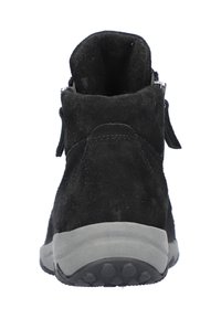 Zwarte suede enkellaars met gewatteerde kraag, grijze rubberen zool en een rits met een trekhaak aan de achterkant, weergegeven vanuit de achterzijde op een witte achtergrond.