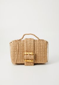 Borsa a tracolla in paglia intrecciata color beige con chiusura dorata e tracolla a catena. Forma rettangolare con manico superiore e superficie testurizzata.