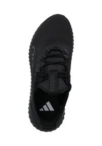 Svart sportskor med en texturerad mesh-övre, snörning, dämpad sula och silverfärgad branding på tungan och innersulan.