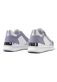 Sneaker viola e bianche in suede e pelle liscia, con un'accento metallico argento sul tallone e una chiusura con zip.