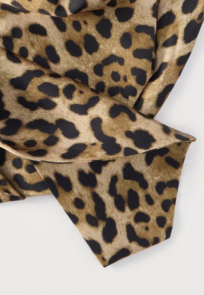 Καφέ φουλάρι με λεοπάρ σχέδιο και λεία υφή, με ταμπά φόντο και σκούρες καφέ και μαύρες κηλίδες, τυλιγμένο στις άκρες.