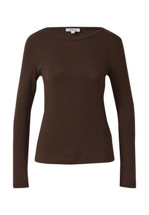 Bruine langemouwen crew neck getailleerde shirt gemaakt van lichtgewicht stof met een klein merkembleem op de kraag.